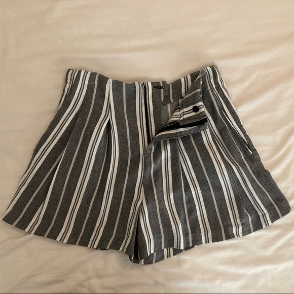ZARA Trafaluc High Waisted Pleated Shorts - Picture 2 of 10